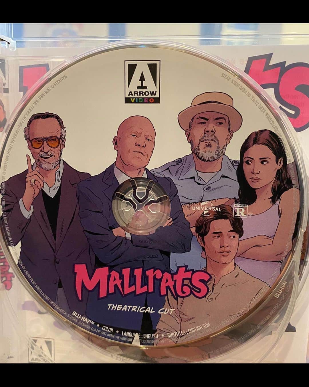 ケヴィン・スミスさんのインスタグラム写真 - (ケヴィン・スミスInstagram)「The fine folks at @arrowvideo have minted a #Mallrats 25th Anniversary BluRay that is so comprehensively collected, it even includes a copy of the @jayandsilentbob blueprints! A quarter century back, we couldn’t give this flick away. Now? It’s retroactively the most successful cinematic effort I’ve ever produced, with a long tail and legions of fans. @therealstanlee blessed us with a cameo that insured this “flop” film in a pop culture staple and a cult classic. None of that had anything to do with me, the filmmaker: the slow-vernight success of Mallrats only eventually happened because of people like you. The audience not only gave this movie legs, they bestowed upon Mallrats wings to fly. Not bad for the Little Movie That Could. And in 2021, we collect the cast and head back to the mall, y’all, with the sequel called #twilightofthemallrats! So pick up the #arrowvideo Mallrats BluRay today and take a much-needed trip back to the 90’s! #KevinSmith #bluray #mallrats #1995 #90s #90smovies #jayandsilentbob #brodiebruce」10月15日 8時56分 - thatkevinsmith