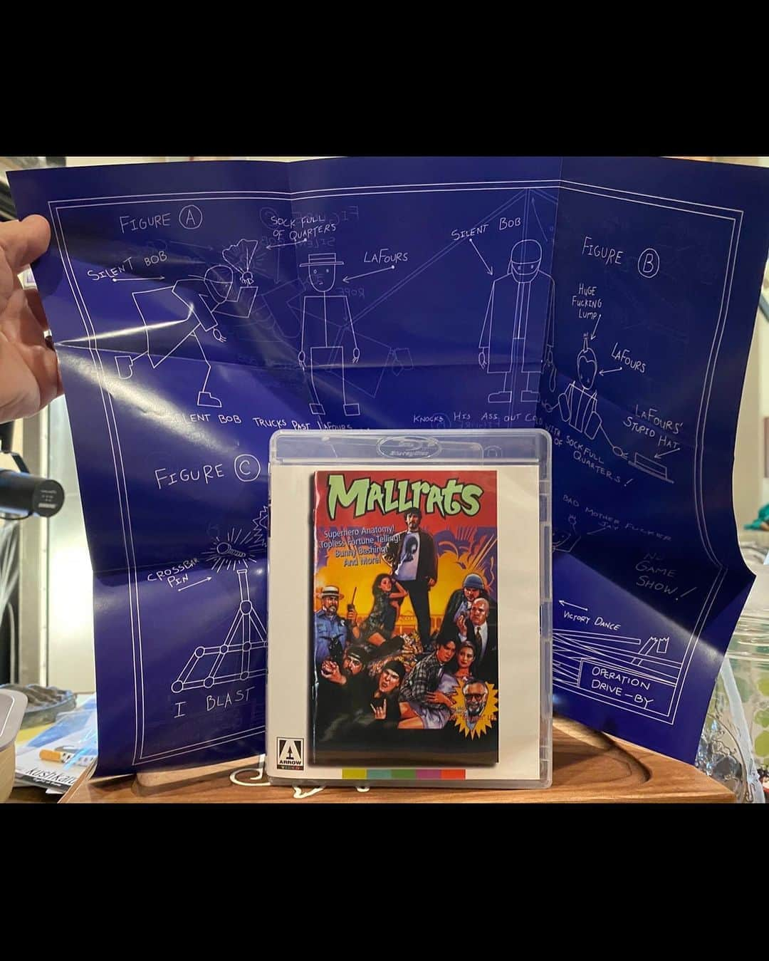 ケヴィン・スミスさんのインスタグラム写真 - (ケヴィン・スミスInstagram)「The fine folks at @arrowvideo have minted a #Mallrats 25th Anniversary BluRay that is so comprehensively collected, it even includes a copy of the @jayandsilentbob blueprints! A quarter century back, we couldn’t give this flick away. Now? It’s retroactively the most successful cinematic effort I’ve ever produced, with a long tail and legions of fans. @therealstanlee blessed us with a cameo that insured this “flop” film in a pop culture staple and a cult classic. None of that had anything to do with me, the filmmaker: the slow-vernight success of Mallrats only eventually happened because of people like you. The audience not only gave this movie legs, they bestowed upon Mallrats wings to fly. Not bad for the Little Movie That Could. And in 2021, we collect the cast and head back to the mall, y’all, with the sequel called #twilightofthemallrats! So pick up the #arrowvideo Mallrats BluRay today and take a much-needed trip back to the 90’s! #KevinSmith #bluray #mallrats #1995 #90s #90smovies #jayandsilentbob #brodiebruce」10月15日 8時56分 - thatkevinsmith