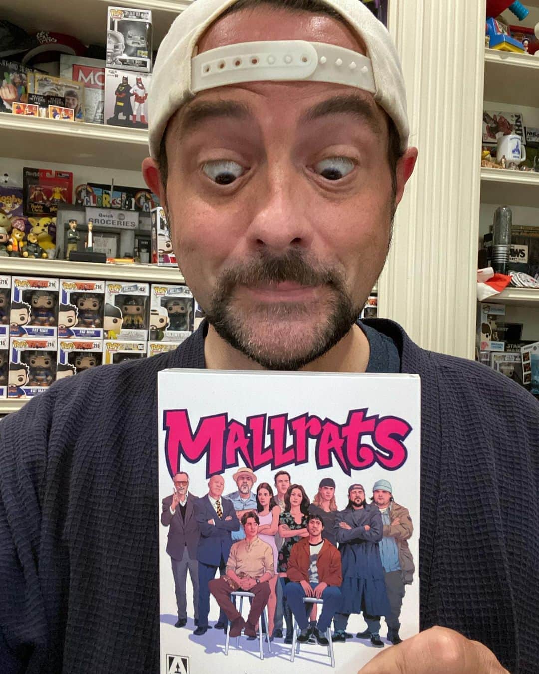 ケヴィン・スミスのインスタグラム：「The fine folks at @arrowvideo have minted a #Mallrats 25th Anniversary BluRay that is so comprehensively collected, it even includes a copy of the @jayandsilentbob blueprints! A quarter century back, we couldn’t give this flick away. Now? It’s retroactively the most successful cinematic effort I’ve ever produced, with a long tail and legions of fans. @therealstanlee blessed us with a cameo that insured this “flop” film in a pop culture staple and a cult classic. None of that had anything to do with me, the filmmaker: the slow-vernight success of Mallrats only eventually happened because of people like you. The audience not only gave this movie legs, they bestowed upon Mallrats wings to fly. Not bad for the Little Movie That Could. And in 2021, we collect the cast and head back to the mall, y’all, with the sequel called #twilightofthemallrats! So pick up the #arrowvideo Mallrats BluRay today and take a much-needed trip back to the 90’s! #KevinSmith #bluray #mallrats #1995 #90s #90smovies #jayandsilentbob #brodiebruce」