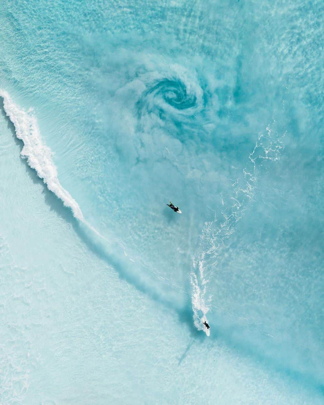 Discover Earthさんのインスタグラム写真 - (Discover EarthInstagram)「Shades of blue... 💙 "Waves and whirlpools 🌊🌀" 🇦🇺 #discoverAustralia with @jaxon_roberts  #australia #whirlpool #waves」10月15日 0時05分 - discoverearth