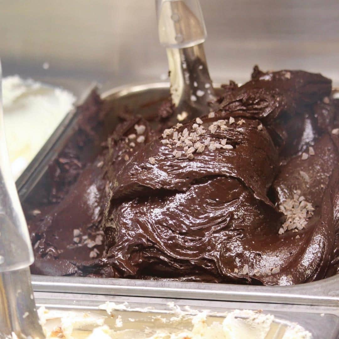 のインスタグラム：「Dolce ma con quel pizzico di amaro, siamo sicuri lo amerai. Cioccolato fondente 74%, chiedici di lui ⁠ .⁠ #gelateriamarghera #gelateria #icecreamshop  #gelato #gelatomarghera #icecream #foodlovers #dessert #dessertporn #foodporn #instaicecream  #gelatoitaliano #gelatoartigianale #gelateriamilano#icecreamlovers #instagelato」