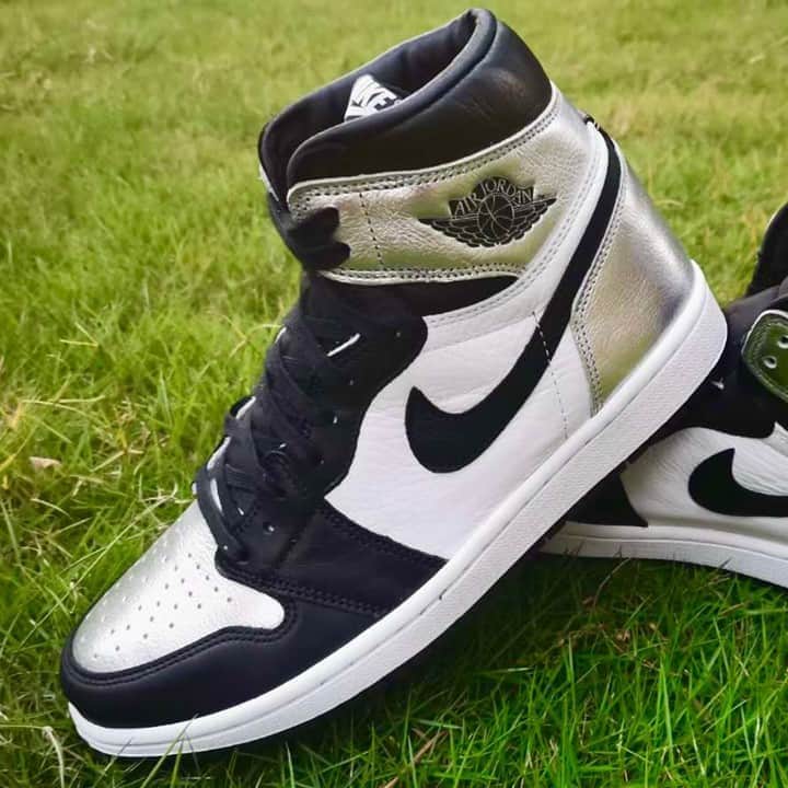 Sneaker Newsさんのインスタグラム写真 - (Sneaker NewsInstagram)「Coming this February 2021 is an Air Jordan 1 Retro High OG WMNS "Silver Toe", which sees the classic "Black Toe" blocking with a metallic silver foil on the tongue, heel, and ankle. For a closer look, tap the link in our bio.」10月15日 0時05分 - sneakernews