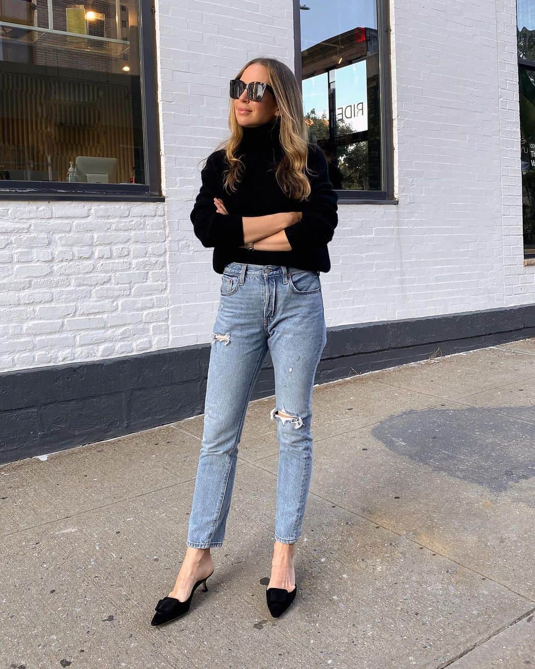 Helena Glazer Hodneのインスタグラム：「Tried and true favorites in my favorite pair of @levis. Tip: Get them in a shorter ankle length. These are the 28" length and are ideal for boots or a little ankle showing. Also, the site is currently 30% off!  #LiveinLevis ad http://liketk.it/2YKOy #liketkit @liketoknow.it」