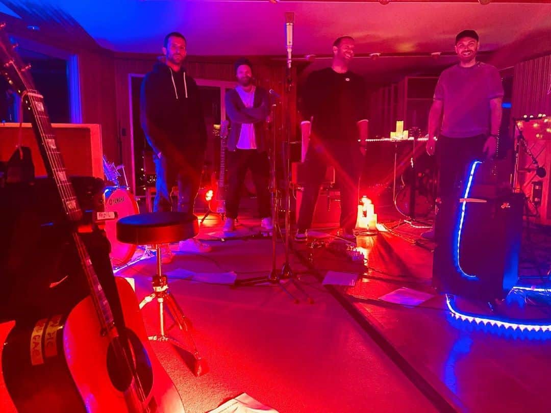 Coldplayのインスタグラム：「Live performance on Coldplay Instagram in ONE HOUR #EveryVoteCounts」