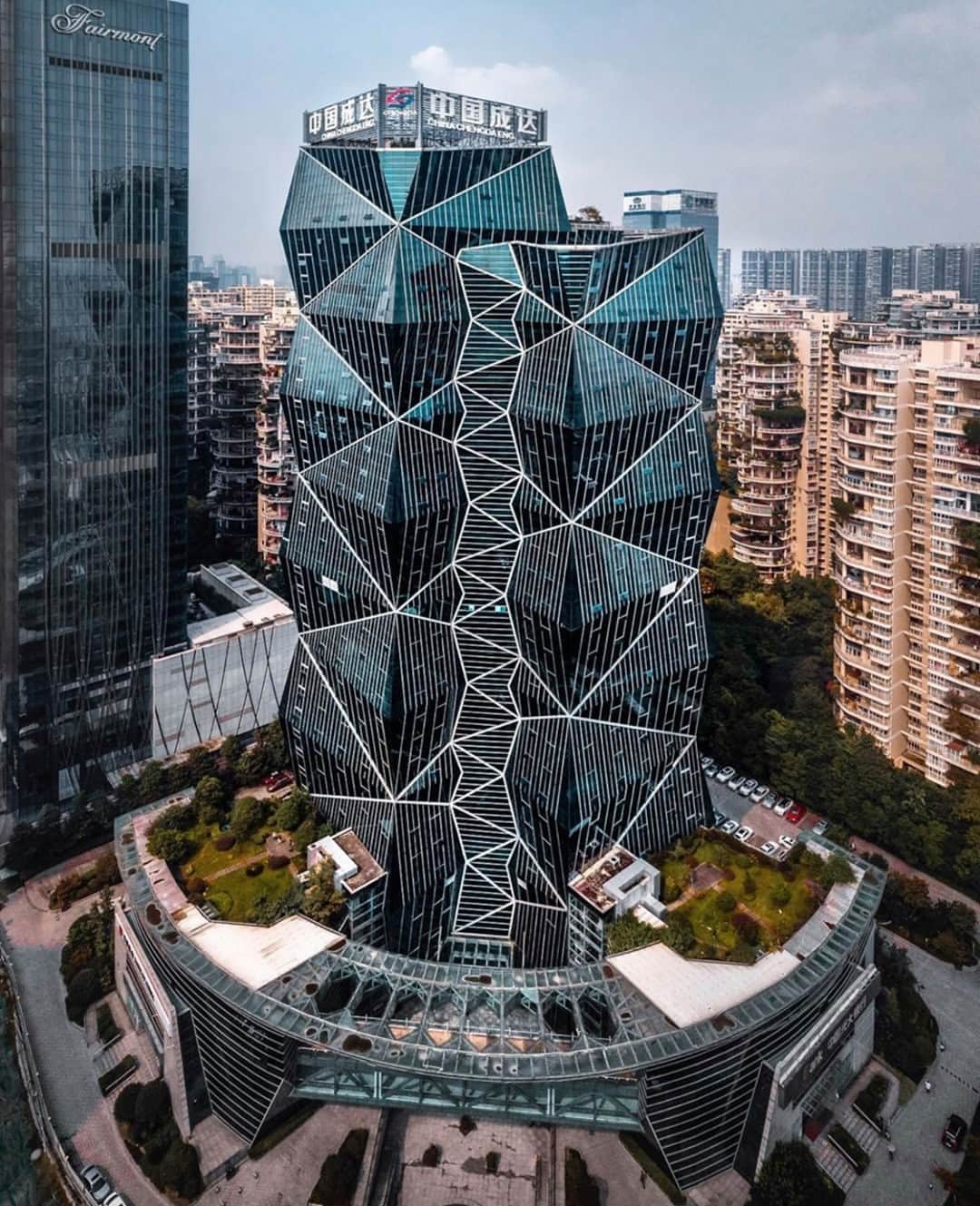 Earth Picsさんのインスタグラム写真 - (Earth PicsInstagram)「Some beautiful glass architecture in China! 🇨🇳 Photo by @nickkuranik」10月15日 0時00分 - earthpix