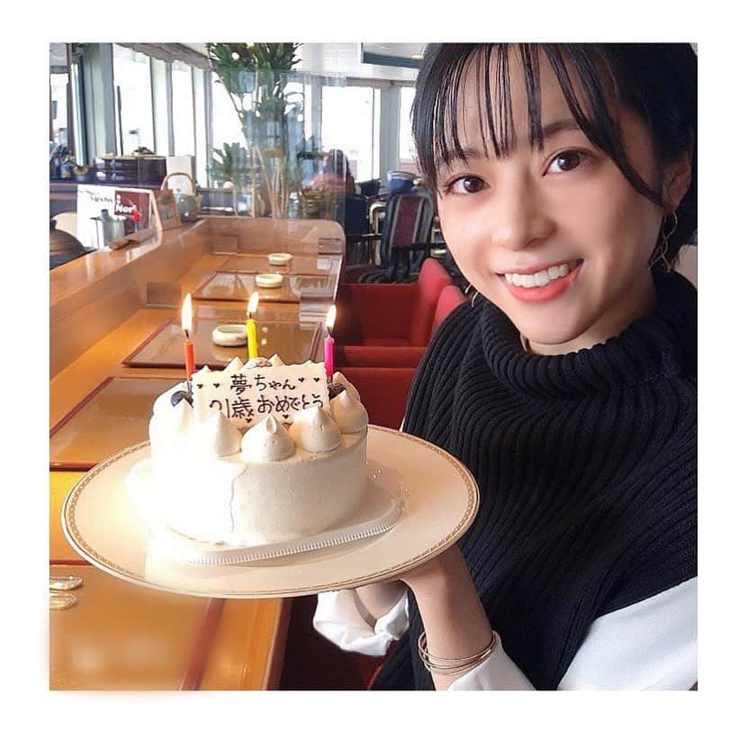 竹内夢さんのインスタグラム写真 - (竹内夢Instagram)「本日21歳になりました！！🎉  ハタチ卒業だぁぁー！😶 もう少ーーしだけ、「ハタチです！！」と言いたかった………。😂  20歳の1年は環境がガラリと変わるような出来事が沢山起こり、不安だらけになっていた時期もありましたが、 ファンの皆様含め、私の周りにいてくれる人の心強さや温かさに人生で1番、ハッとさせられた年でした。  去年の誕生日からが本当に一瞬だった…！！！ 色んな方に、「20代はジェットコースターだよ。」と言われます。  身を任せすぎぬよう、 一分一秒大事に走り続けます！！  そして、いつも応援して下さる皆様が、大好きです！！  21歳の私も、よろしくお願いします🙌🙌  #誕生日」10月15日 0時02分 - yume_takeuchi_ta