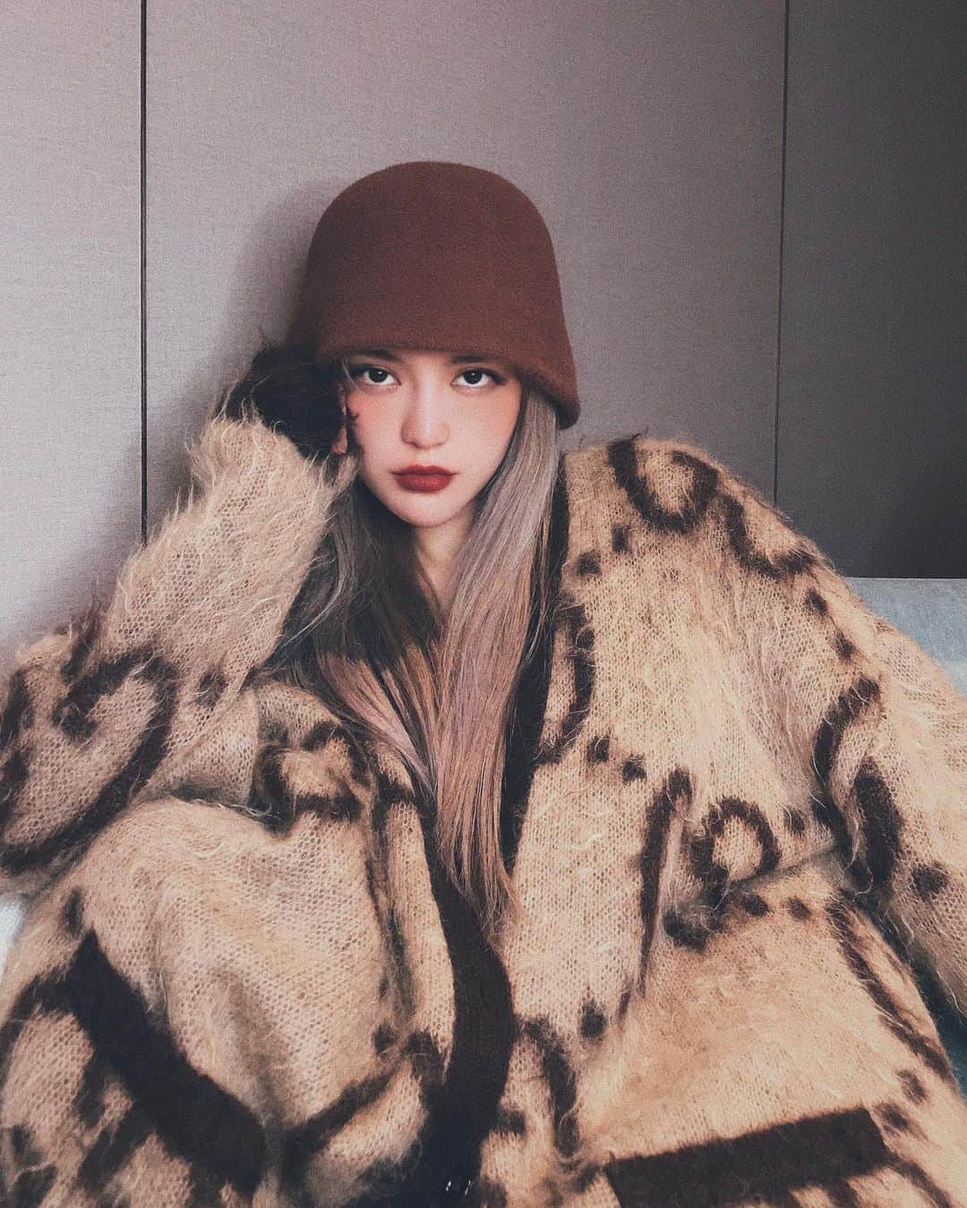 Grace Chowのインスタグラム：「秋冬到了 要换上咖色的妆容和衣服了」