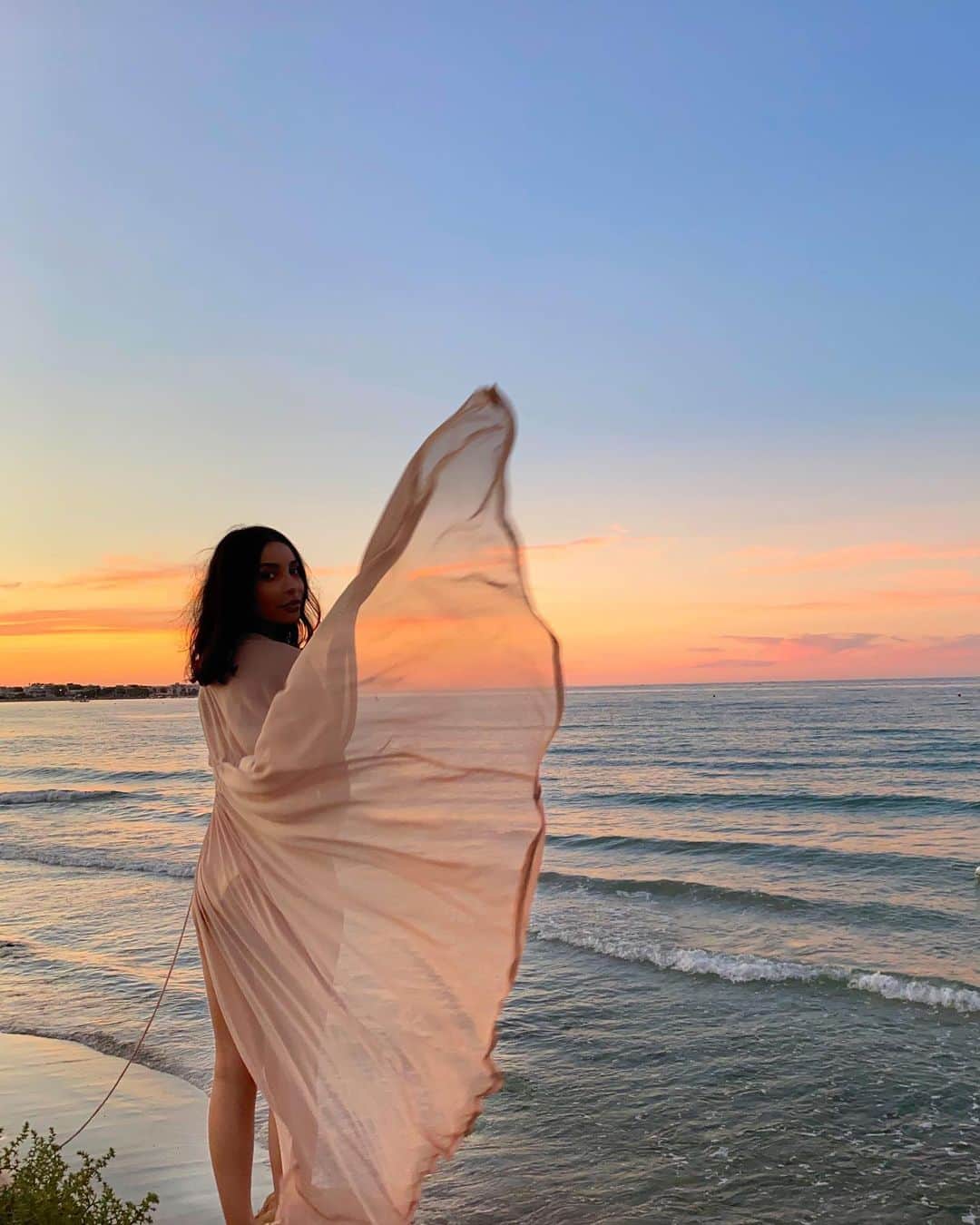 sananasのインスタグラム：「Bon ... gros bug insta j’en ai un peu ras le bol pour être honnête 😓Les problèmes s’enchaînent sans réelle solution. Mes reel sont postés 1000 fois et ma photo de ce matin a été supprimée c’est génial ! 👍🏻 Je me suis dit « bon bin je vais pas la reposter ils ne vont pas la liker une seconde fois » mais en fait FUCK les likes. J’aime ma photo, je ne la poste pas pour les likes je la poste parce que je l’adore et parce que j’aime partager les choses que j’aime avec vous. Point final. Plus ça va plus il y a de pression. Au lieu de kiffer parce que tu as créé un contenu de qualité tu as la pression que les likes ne soient pas « assez ». Est-ce que ça plaît ? Est-ce c’est la bonne heure ? Le bon jour ? STOP trop c’est trop , ceci est une bonne tape derrière ma propre tête et si vous êtes dans le même cas c’est aussi une tape derrière votre tête. Ne vous inquiétez pas, vous n’êtes pas obligés de poster vos fesses, votre mec ou votre bébé, le principal c’est que VOUS aimiez ce que VOUS créez. J’ai eu des moments où je me suis dit «punaise il faut que je montre ma vie toute entière aussi ? » HELL NO ! Déculpabilisez ... ceux qui apprécient votre travail vous soutiendront 💚J’aime ma photo avec ma magnifique aile de papillon, mon fil qui pend et ma culotte de maillot mal mise SO WHAT ?」