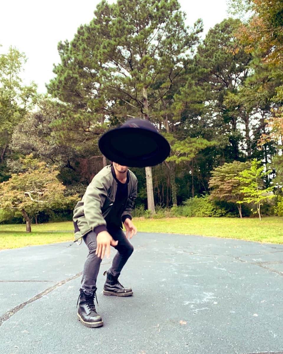 マイケル・マラーキーのインスタグラム：「free ghost story reading on the michael malarkey channel TODAY at NOON eastern (aka one hour) LINK IN BIO」