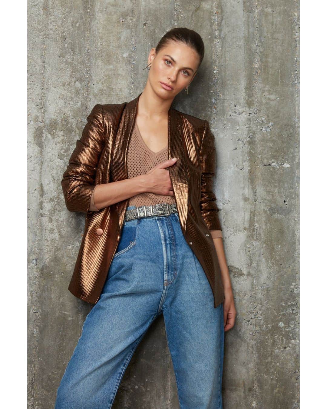 ロザ チャのインスタグラム：「Get ready to shine! Peças com efeito metalizado são perfeitas para complementar looks mais básicos, como calça jeans +  top liso. Veja mais opções no site ou nas lojas físicas. #rosacha #efeitometalizado #peçametalizada」