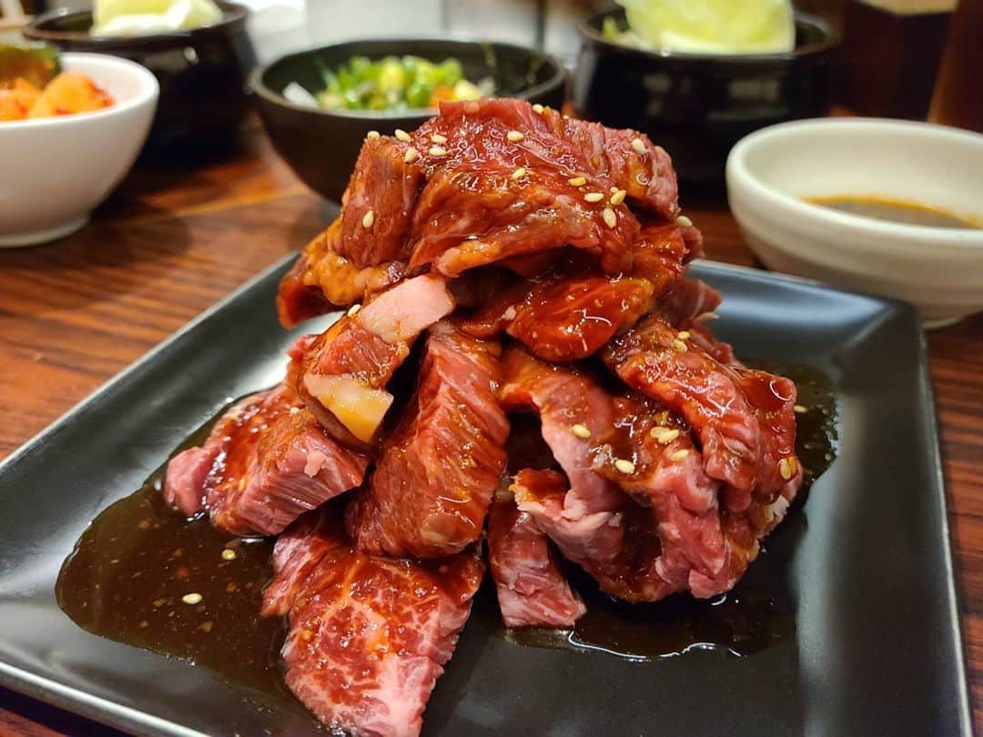 のインスタグラム：「「ハラミ」大阪にある『大番』という焼肉屋さん(・o・)　何を食べても美味しいお店だけどやっぱりこれ！  #ハラミ #大番 #大阪 #焼肉 #焼肉大番 #meat #北新地#旨い #レギュラー松本 #あるある探険隊」