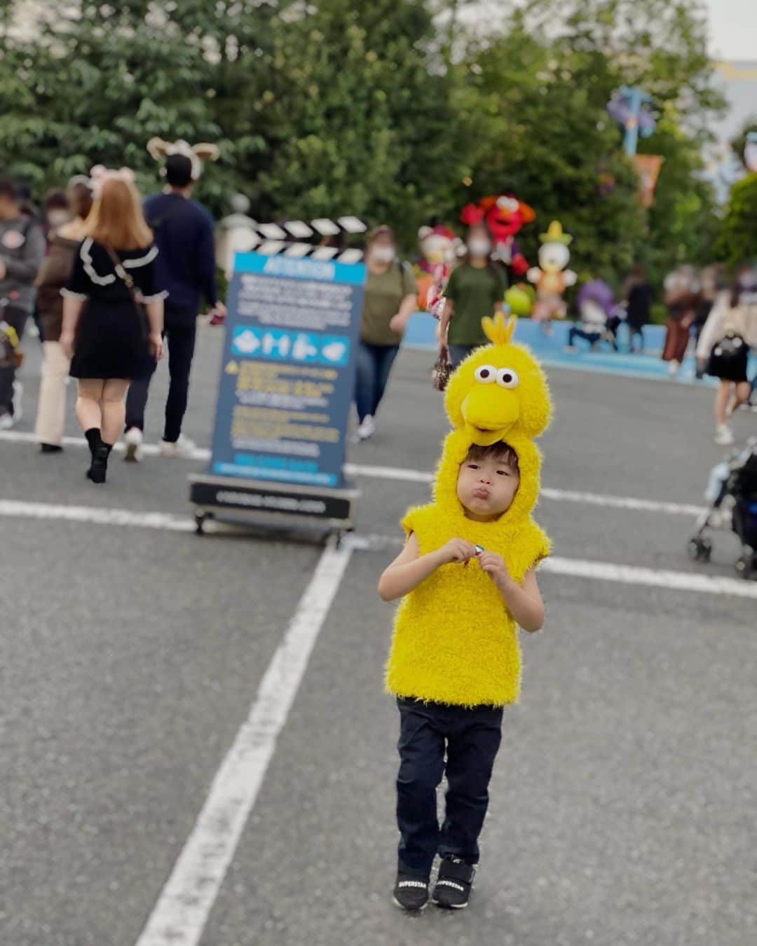 田中涼子のインスタグラム：「幼稚園お迎えしてそのままUSJ🎃﻿ ﻿ やっぱり平日はいいね🤖﻿ ﻿ ﻿ pic1.ポップコーン2箱目おねだりして買ってもらえなかった不機嫌ビッグバード﻿ ﻿ pic2.はじめて着たとき上手く頭が出なくてトラウマな#ビッグバード﻿ ﻿ #usjハロウィン #兄妹ママ ﻿ #ユニバーサルスタジオ」