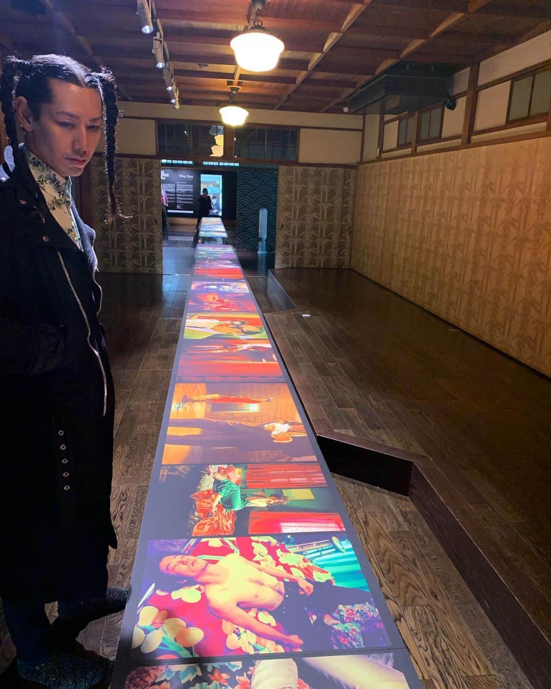 小林尊のインスタグラム：「ウィン・シャ Wing Shya  presented by @bmwjapan  まだ見てないなら是非。 Go see this if you haven’t already.  @kyotographie  @acehotelkyoto   #BMWxAceHotelKyoto #BMWxArt #BMWxKyotographie #AceHotelKyoto」