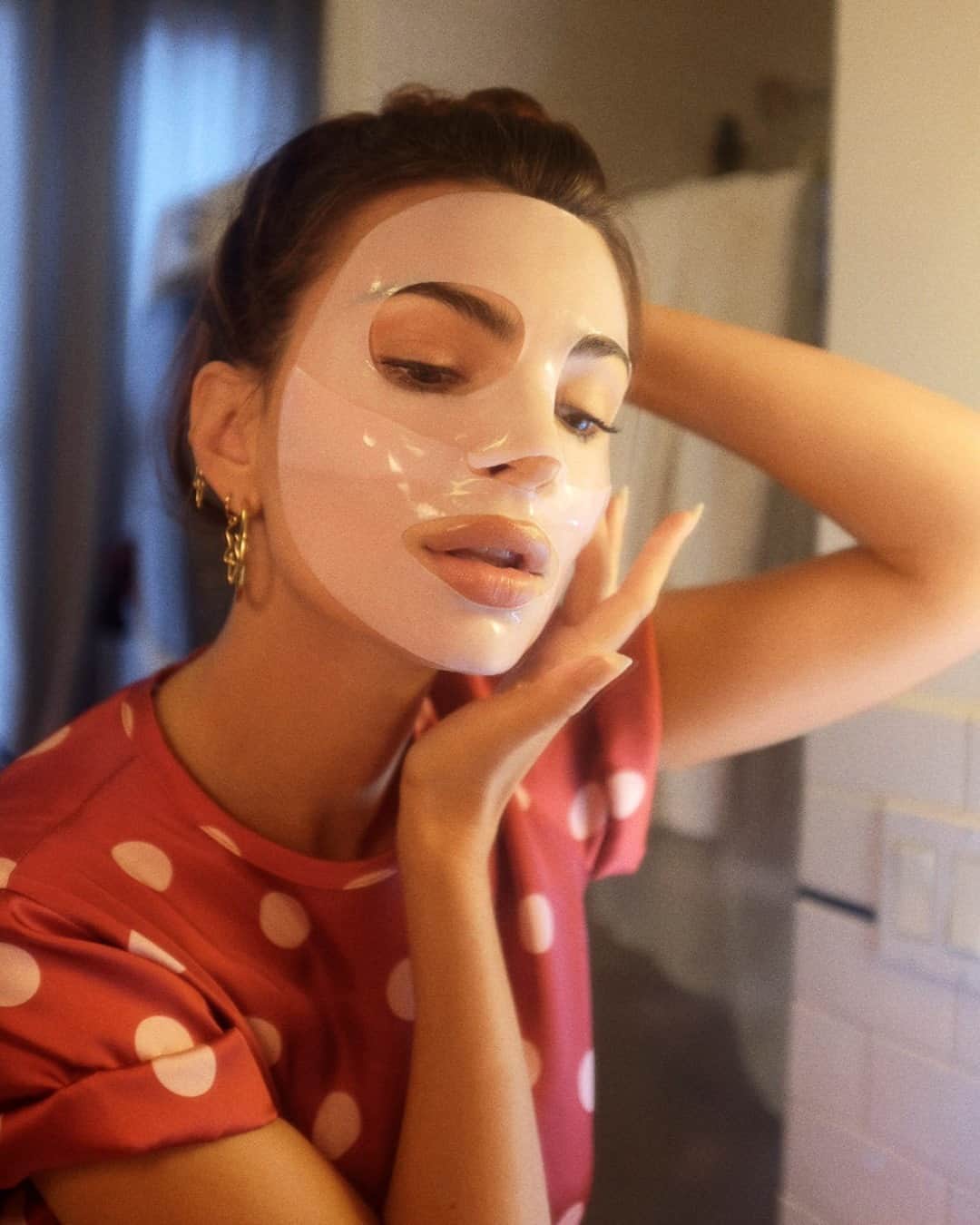 Vogue Beautyさんのインスタグラム写真 - (Vogue BeautyInstagram)「@emrata is adding another industry to her résumé as she launches her venture into skin care as the creative director and partner of the celebrity-beloved sheet mask company @loopsbeauty. Tap the link in our bio for more details.」10月15日 0時15分 - voguebeauty