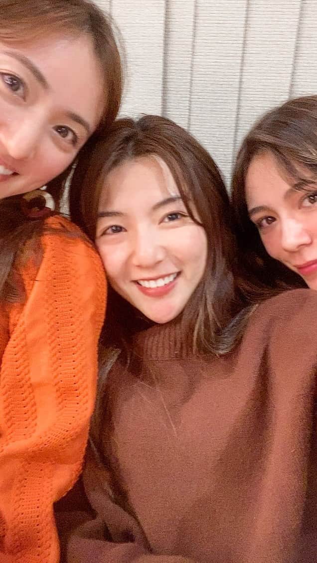 淡輪優希のインスタグラム：「毎年誕生日をお祝いしてくれるブランチメンバー❣️今年は仙台まできてくれた🥺らぶ . ちなみに私が塗っているリップ二人から頂いた誕生日プレゼントなので出演させました🥰🎁笑 @saaya_official_  @ellie__erico」