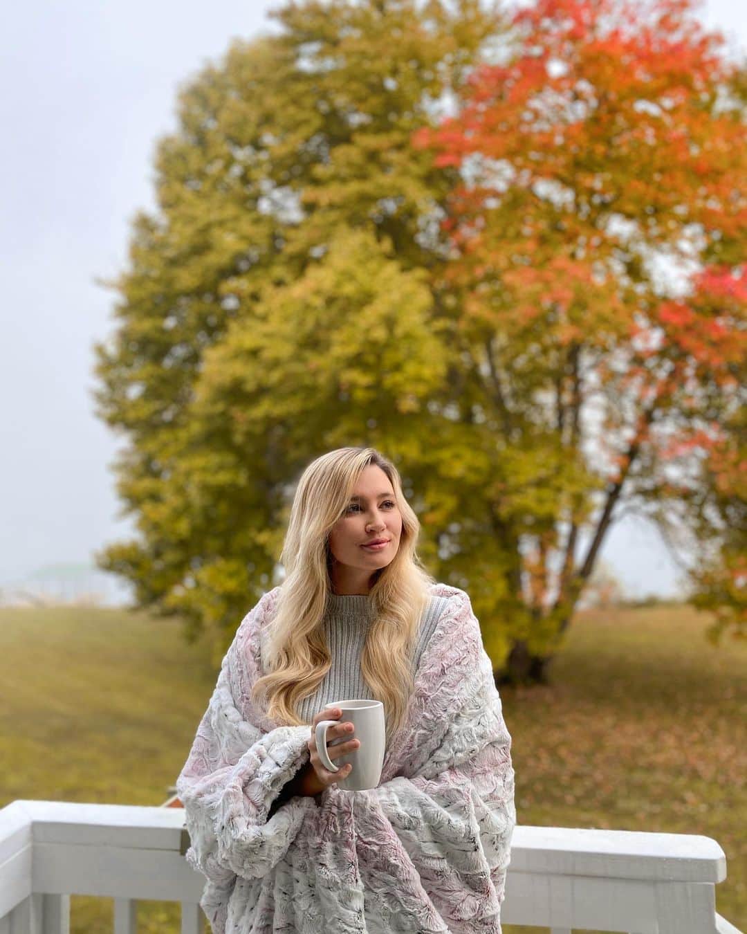 サシャ・カリスのインスタグラム：「Morning coffee on the porch ☕️ I’ve been loving watching the fog roll in every morning over the lake. 😍 It’s already freezing though! Keeping myself warm with my favorite fuzzy blanket @minkycouture 💝」