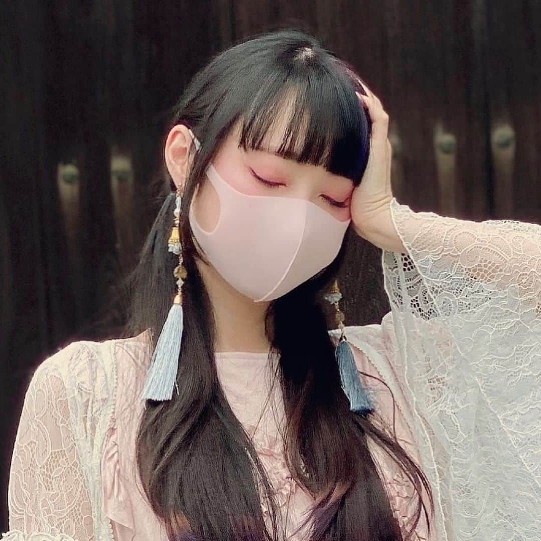 RinRinさんのインスタグラム写真 - (RinRinInstagram)「Bubble thoughts ☁️🌙✨ . ( 📸 by @haisai.insta ) Video up on YT/rinrindolljapan  . . #OOTD Dress: #memuse by @risacheeese  Gown: #privspoonsclub  Earrings: #luxmira by @minori00mon  Shoes: #mikiosakabe x #grounds Mask: #pittamask  . .  #rinrindoll #japan #tokyo #harajuku #japanesefashion #tokyofashion #harajukufashion #東京 #コーデ #今日のコーデ #japanesetemple #寺 #豪徳寺 #gotokuji」10月15日 0時20分 - rinrindoll