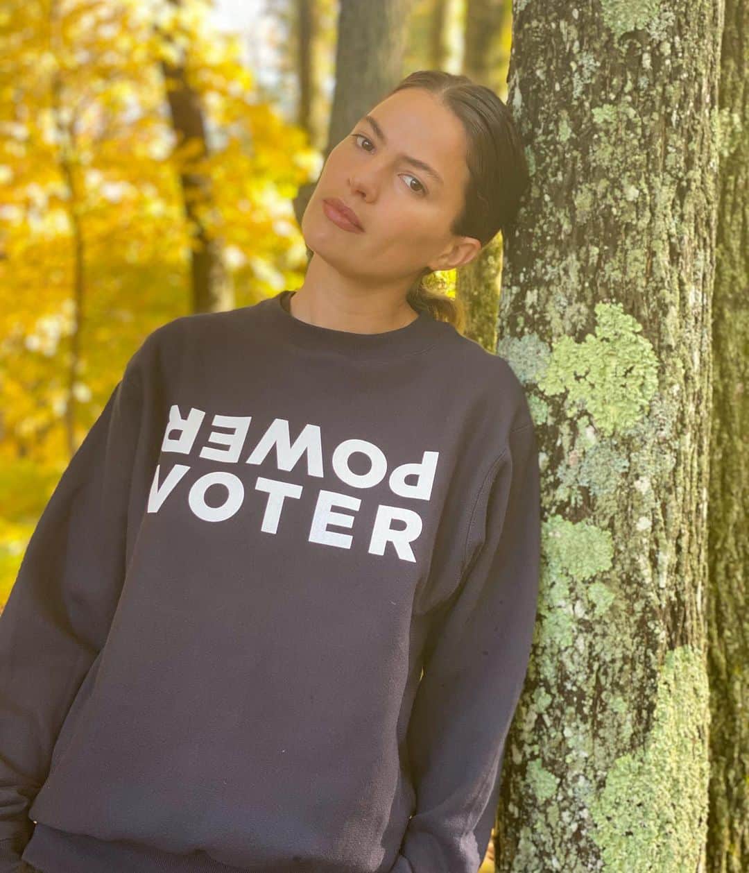 キャメロン・ラッセルのインスタグラム：「🍁 If our votes weren’t powerful they wouldn’t be trying so hard to take them away 🍁 (@blbnks sweatshirt sales support @poorpeoplescampaign)  Vote Vote Vote for Biden! Because the survival of  everything and everyone we love depends on it. And on that note, I’m co-hosting a @joebiden fundraiser tomorrow. Please, if you have the funds, join me and fellow @columbia alums congresswoman @rosa_delauro and congresswoman @repslotkin for a zoom coffee tomorrow at 9am. LINK IN BIO FOR TKTS.」
