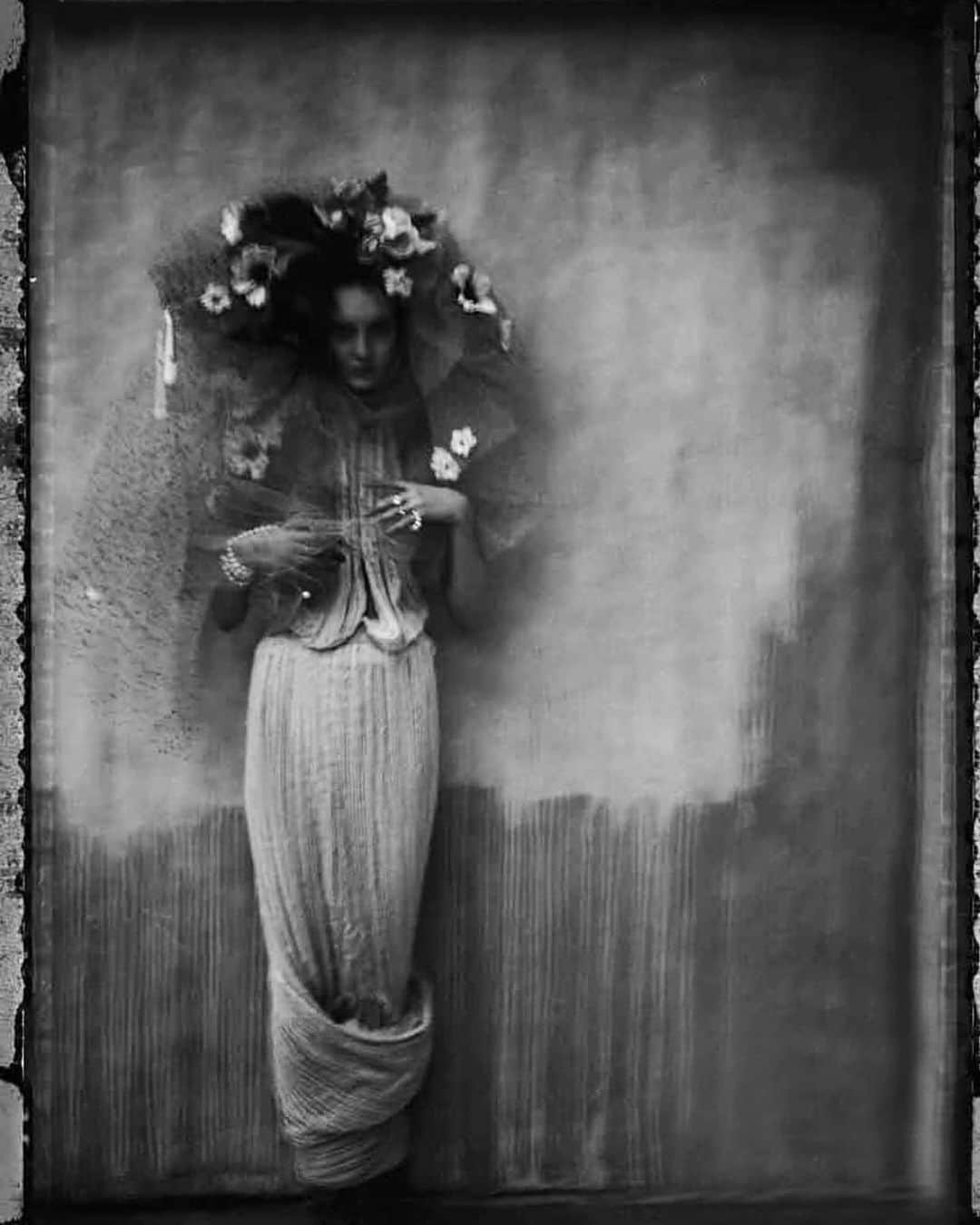 ピアーズアトキンソンさんのインスタグラム写真 - (ピアーズアトキンソンInstagram)「A lovely surprise while scrolling through #roselunae page - a dotted hyper-veil with florals and a photograph I’d never seen by the iconic #SarahMoon - 🖤🤍 ・・・ Repost #roselunae Photograph by Sarah Moon  #oldphotos #1900 #analogphotography #victorianstyle #silentmovies  #vintage #italia #roma  #anni20 #roses #lace #blackandwithe #italiangirl #milano #gothic #esoteric #victorian #edwardian #autochrome #shadows #dramatic #macabre #romantic #preraphaelites #antiques #baroque  #darkness #pictorialism  Photographs are not mine.」10月15日 0時28分 - piersatkinson