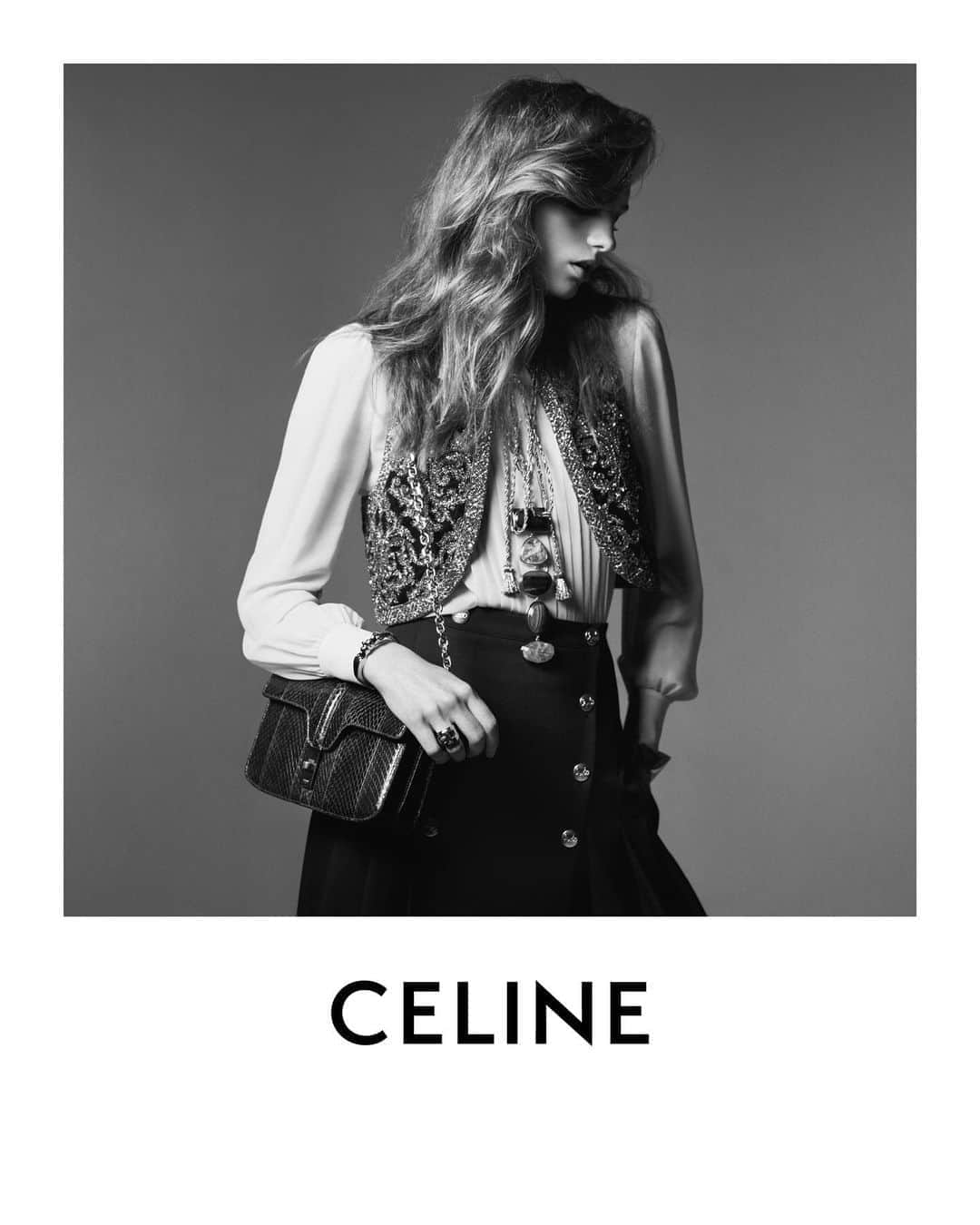 Celineさんのインスタグラム写真 - (CelineInstagram)「CELINE WOMEN WINTER 20 CELINE 16 CHAIN BAG IN BLACK LIZARD   AVAILABLE IN STORE AND AT CELINE.COM   FRAN SUMMERS PHOTOGRAPHED BY @HEDISLIMANE IN SAINT-TROPEZ IN MAY 2020   #CELINE16 #CELINEBYHEDISLIMANE」10月15日 0時30分 - celine