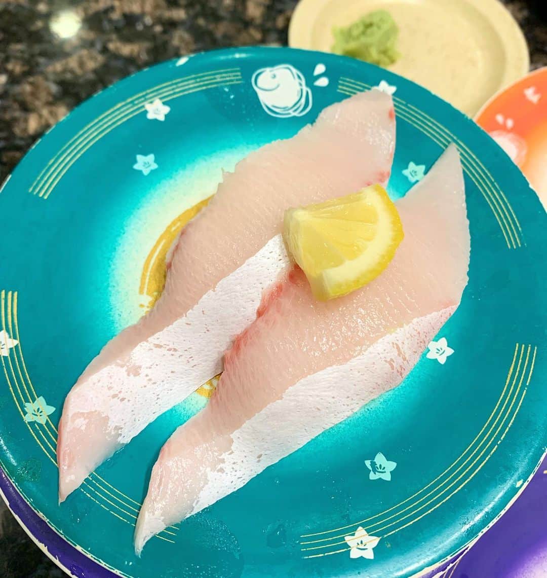 田中セシルさんのインスタグラム写真 - (田中セシルInstagram)「* お鮨で好きなネタは？ エンガワ！！！ 芽ネギ！！ とびっこ！  なのだけど、最近ハマチのはらみが大好きなことを認めようと思う。 #魚屋路 初めての体験だったけど、回転寿司にしてはとても丁寧な感じで、お鮨も美味しくて好きでした。 ガチャポンはないけどね〜😆  #回転寿司 #回転すし #ととやみち #お寿司の好きなネタ #鮨 #寿司 #🍣 #えんがわ #エンガワ #縁側 #えんがわ大好き  #芽ネギ #芽ねぎ #とびっこ #トビッコ #回転寿司レポート #回転寿し  #sushi #japanesesushi #japanesefood  #instasushi #instajapanesefood」10月15日 0時40分 - ceciltanaka