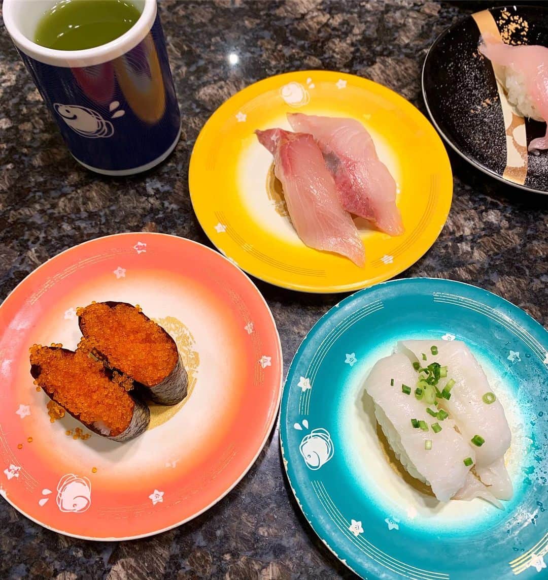 田中セシルのインスタグラム：「* お鮨で好きなネタは？ エンガワ！！！ 芽ネギ！！ とびっこ！  なのだけど、最近ハマチのはらみが大好きなことを認めようと思う。 #魚屋路 初めての体験だったけど、回転寿司にしてはとても丁寧な感じで、お鮨も美味しくて好きでした。 ガチャポンはないけどね〜😆  #回転寿司 #回転すし #ととやみち #お寿司の好きなネタ #鮨 #寿司 #🍣 #えんがわ #エンガワ #縁側 #えんがわ大好き  #芽ネギ #芽ねぎ #とびっこ #トビッコ #回転寿司レポート #回転寿し  #sushi #japanesesushi #japanesefood  #instasushi #instajapanesefood」