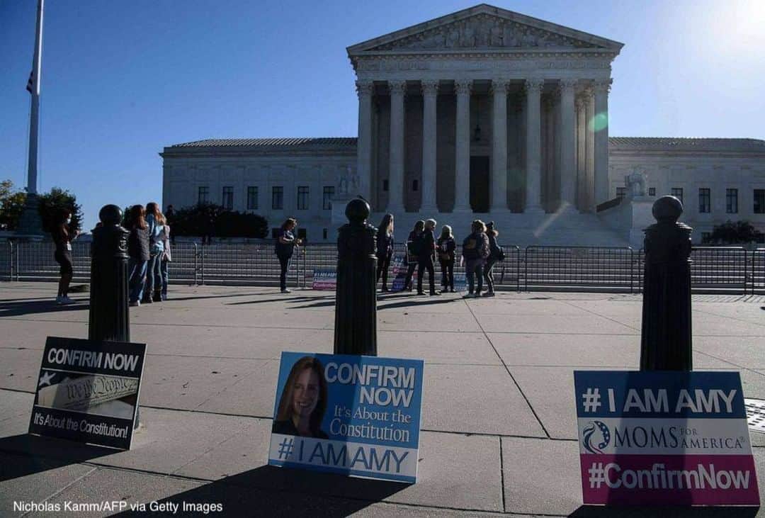 ABC Newsさんのインスタグラム写真 - (ABC NewsInstagram)「Signs in support of Judge Amy Coney Barrett are placed in front of the Supreme Court in Washington, D.C. amid the third day of confirmation hearings for the Supreme Court nominee.」10月15日 0時40分 - abcnews