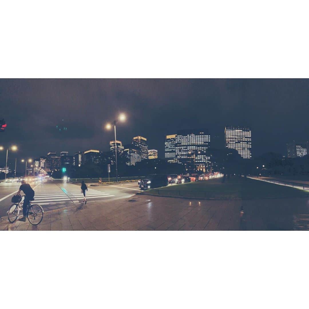 納富有沙さんのインスタグラム写真 - (納富有沙Instagram)「. 最近は帰る時に時間があったら1時間半くらいなら歩いて帰っちゃうんだけど、今日は歩いてたら東京タワーと皇居に辿り着きました☺️ ビルのネオンがキラキラ輝いて見えて "東京の夜“って感じでした✨ . . . #walking #walk #takeawalk #tokyo #tokyotower #imperialpalace #palace #night #nightphotography #nightview  #japan #usa #actress  #ウォーキング #てくてく #さんぽ #おさんぽ #散歩写真 #東京タワー #皇居 #夜景」10月15日 0時34分 - arisa_noutomi