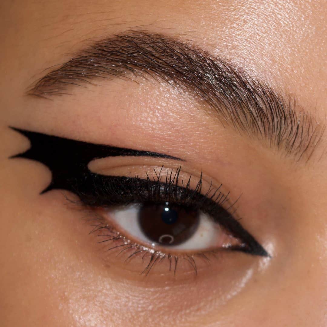 Smashboxのインスタグラム：「Bat winged liner is a costume you can wear everyday this October. Seriously. 🦇☠️🔮@raincornelius  ⠀⠀⠀⠀⠀⠀⠀⠀⠀ Featuring: 🦇Always On Liquid Liner 🦇Super Fan Mascara」