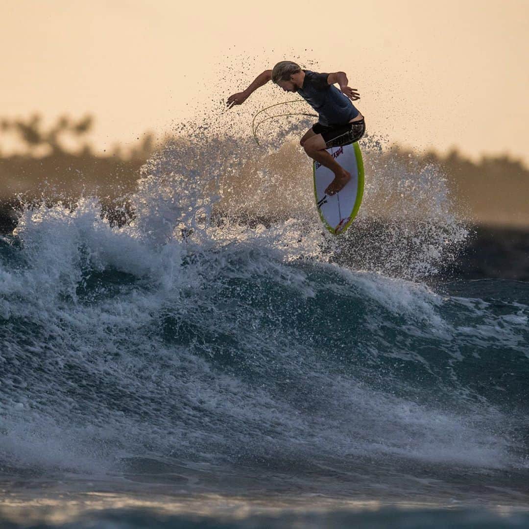 コロヘ・アンディーノさんのインスタグラム写真 - (コロヘ・アンディーノInstagram)「Sunset surf at Vodi. 🏄🏼🤙🏼 @niyamasurf @niyamamaldives // 📷 @badboyryry_」10月15日 0時43分 - koloheandino24