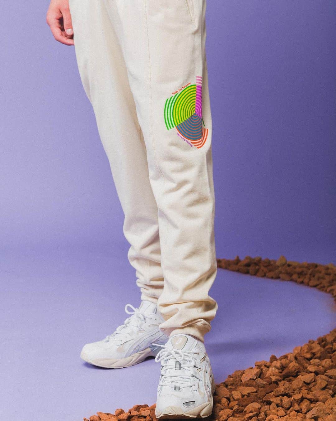パブリッシュブランドのインスタグラム：「Sweatpants are back in business. Chapter 2 will be available on Friday at 9 am pst.  . . . . #publishbrand #todayfortomorrow #goodvibrations #chapter2 #asics」