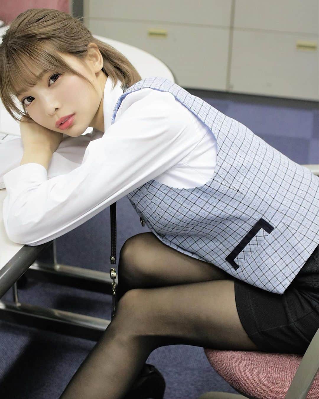 のインスタグラム：「先輩もしかして今…寝顔みてました？ (ヨダレたれてなかったかな💦) . . ～ドジな後輩ちゃんシリーズ(´⚯`)～ . . . . . #OL #オフィスカジュアル #オフィスコーデ #オフィス #オフィスレディ #コスプレ #コスプレイヤー #コスプレ撮影 #コスプレイ #めがね #メガネ女子 #メガネ #ストッキング #足 #脚 #脚フェチ #足フェチ #美脚 #ショートカット #ショートヘア #ボブ #寝顔  #japanese #japanesegirl #asiangirls #asiagirl #cosplay #love #like #follow」