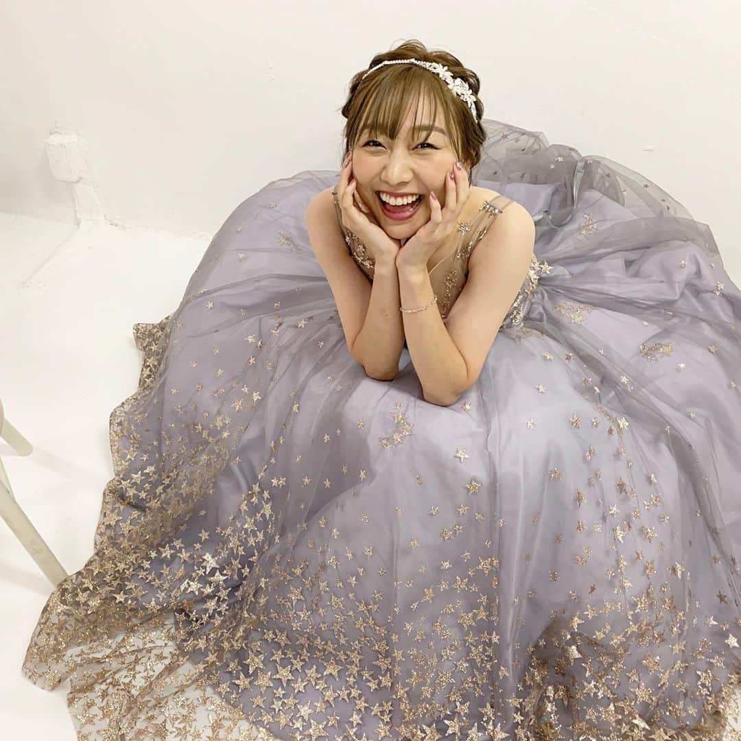 須田亜香里さんのインスタグラム写真 - (須田亜香里Instagram)「発売中【#アツ姫 】 表紙撮影オフショット 写真＆動画です。 . ウエディングってよりは お姫様感のあるドレスかな？ キラキラで可愛かった💓 ラストの動画はプレゼント用の サイン入りチェキ書いてるとこ。 最後の最後まで観てみてね(笑) . 関東・東海・北信越エリアの ファミリーマート（一部取り扱いなし） で発売中です！！ #パチンコ #スロット #お姫様ドレス #オフショット . .」10月15日 0時57分 - akarisuda