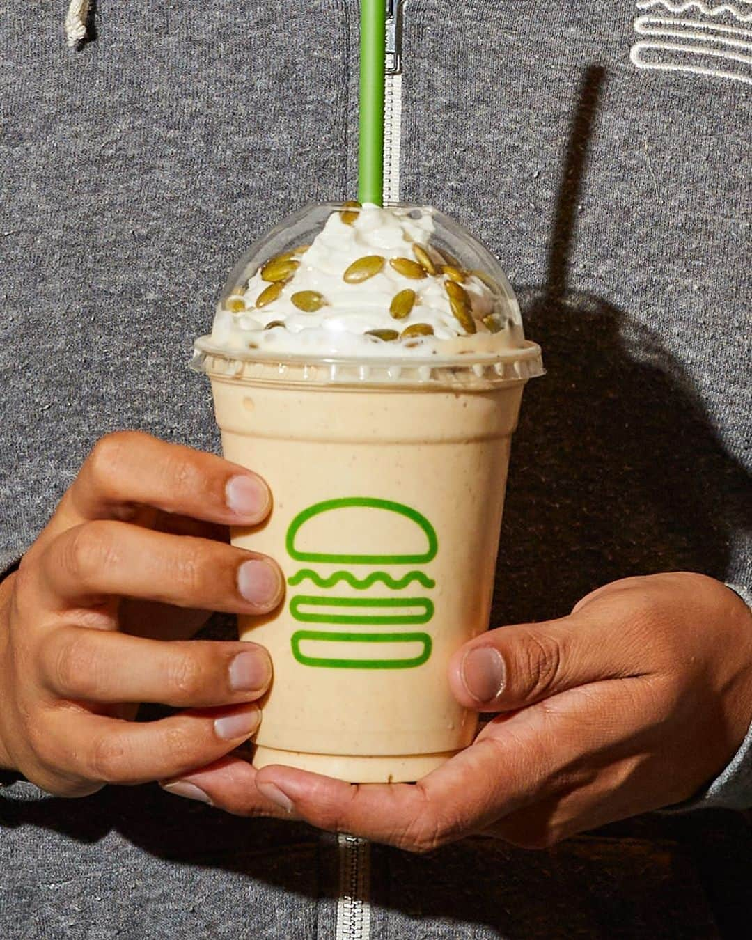 SHAKE SHACKさんのインスタグラム写真 - (SHAKE SHACKInstagram)「Have your shake + drink it too for #NationalDessertDay! #shakeshack」10月15日 0時56分 - shakeshack