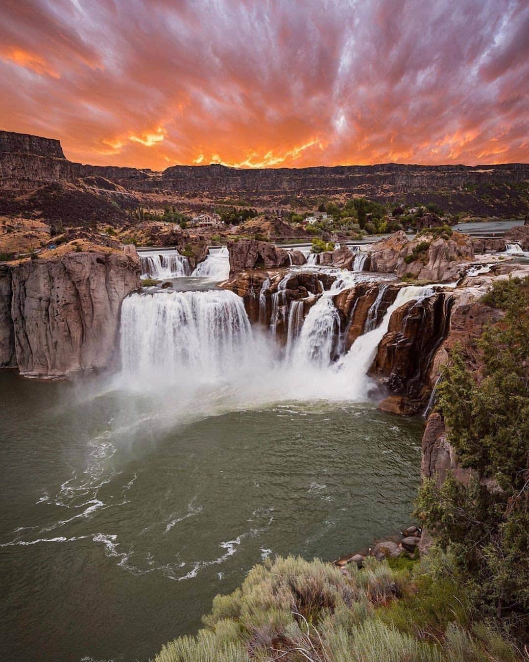 Visit The USAのインスタグラム：「Were you expecting these 64-meter tall falls to be in Idaho? Shoshone Falls is located in Twin Falls, Idaho, and has several recreational activities like swimming areas and hikes. It also has a scenic overlook with views like this! 👀  #VisitTheUSA  📸 :@gavinvanderbeek」