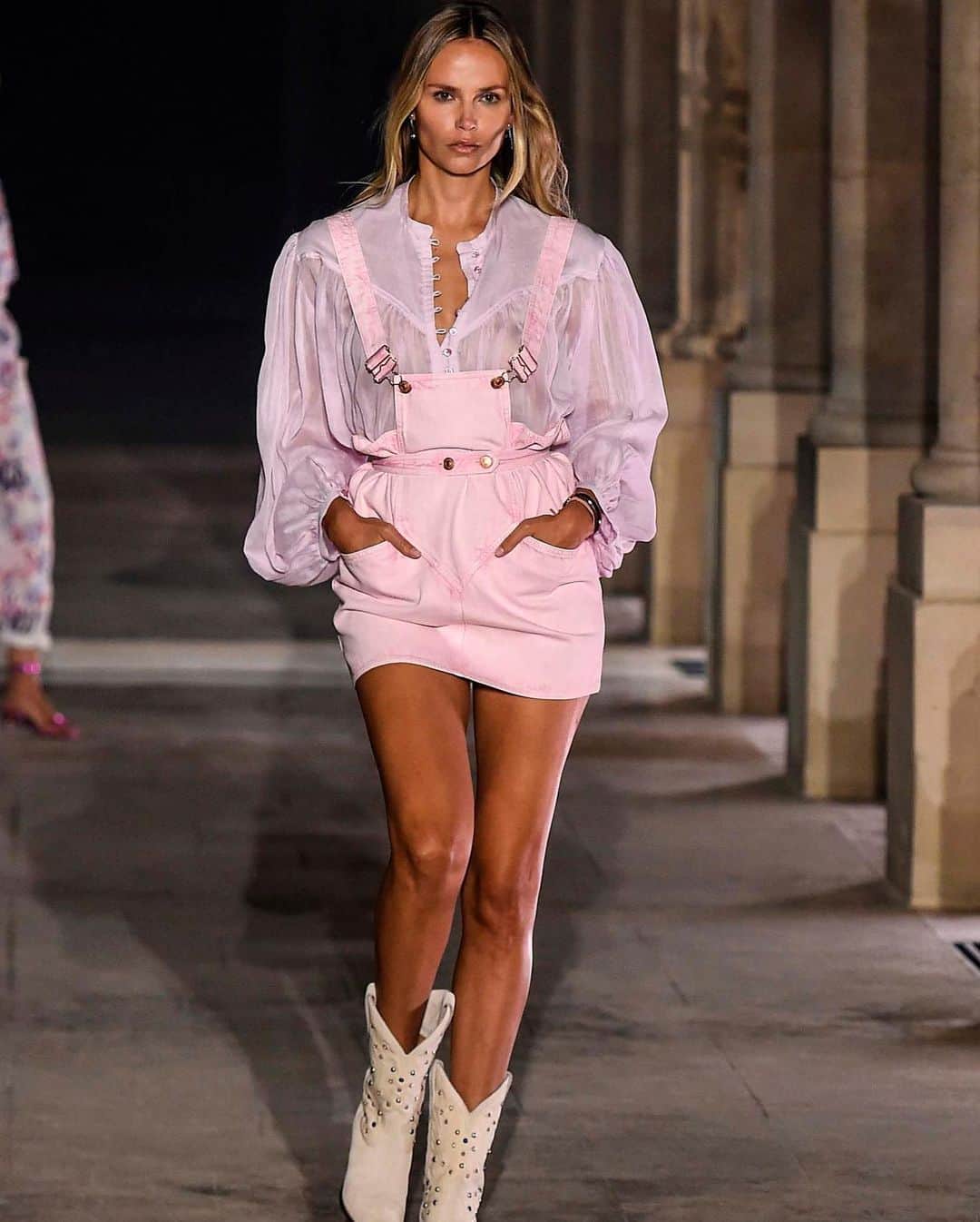 Fashion Weekさんのインスタグラム写真 - (Fashion WeekInstagram)「Pink is ~officially~ our favorite color after @isabelmarant's #PFW show. Swipe for a few of the looks. 📸 by @gettyimages」10月15日 1時02分 - fashionweek