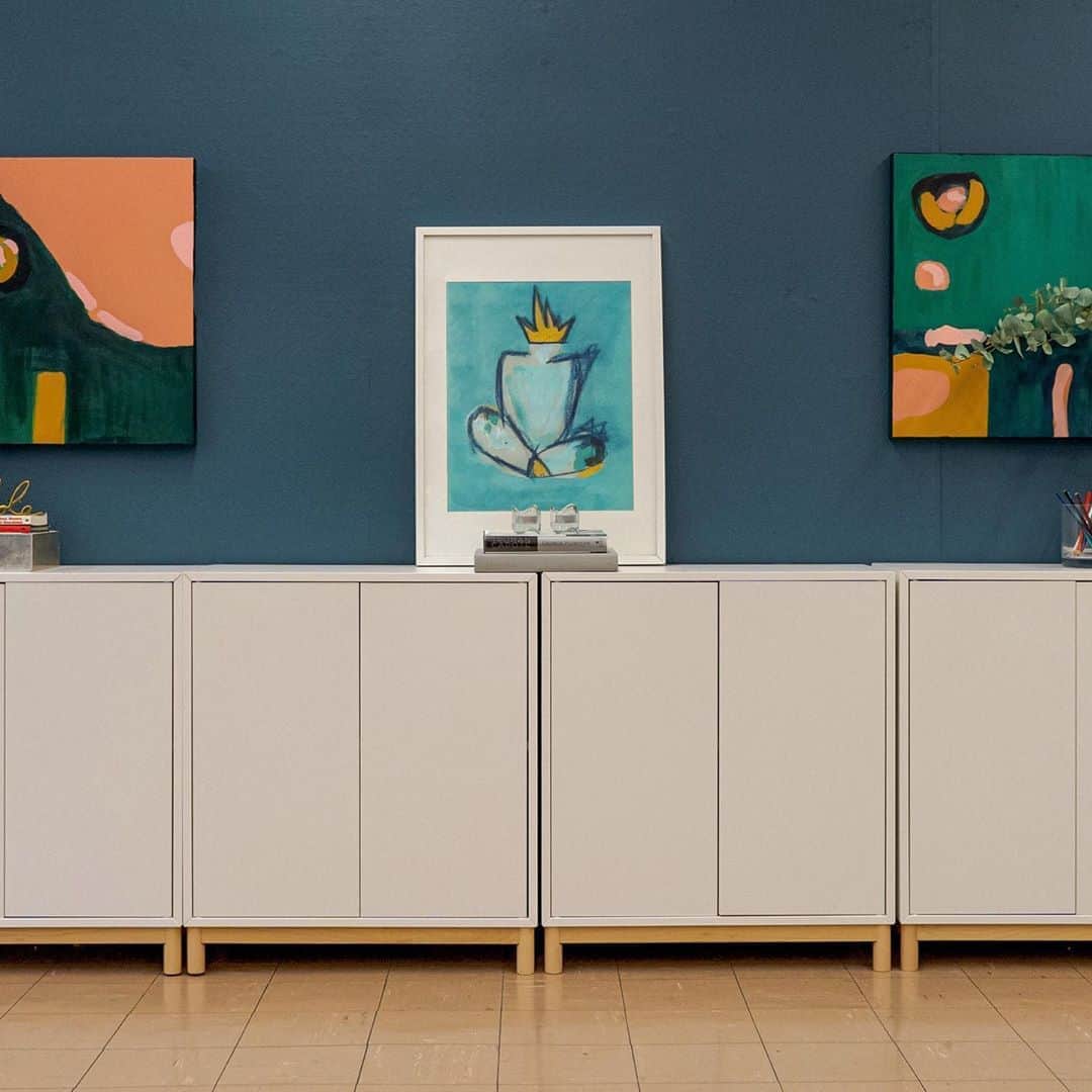 Grace Bonneyのインスタグラム：「A Teacher's Oasis⠀ by Casa Marcelo⠀ _____⠀ @casamarcelo.co was commissioned to create a teacher’s lounge for P.S. 76 in Harlem. This space reflects playfulness and provides a space of relaxation and solace when needed. My mother was a bilingual teacher for 30 years in the NYC public school system, so this is a project of appreciation and love for all the teachers out there who sacrifice their lives to help children. Thank You for your service!⠀ ⠀ In my approach to this design, I wanted to acknowledge the historic and unique neighborhood they were located in—Harlem—and draw on that for guidance in color, form, and eclecticism. Providing two floor plan ideas, I focused on creating three main seating areas, one for conversational lounging, one for reading or grading papers, and one for dining. ⠀ ⠀ The easiest way to spruce up a space is through a fresh coat of paint, so we sourced a warm white paint from @clarepaint for most of the room and added a darker shade of blueishgreen for the accent walls. On the dining area wall, we created a simple graphic that could be executed by volunteer painters easily. Joining mid-century modern elements, fresh and bold colors, and masculine details, we pulled together a look that suits and completely transformed the space.⠀ ⠀ Check out our IG Story for before/after shots!」