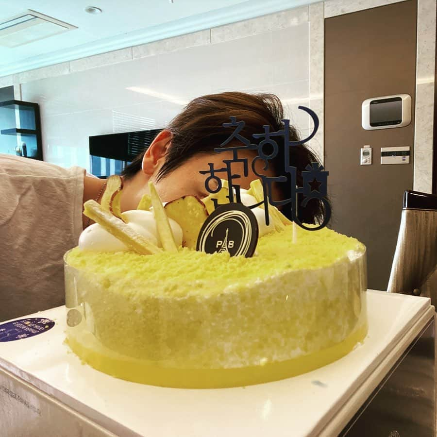 ドンヘさんのインスタグラム写真 - (ドンヘInstagram)「H A P P Y B I R T H D A Y 🎂」10月15日 1時05分 - leedonghae