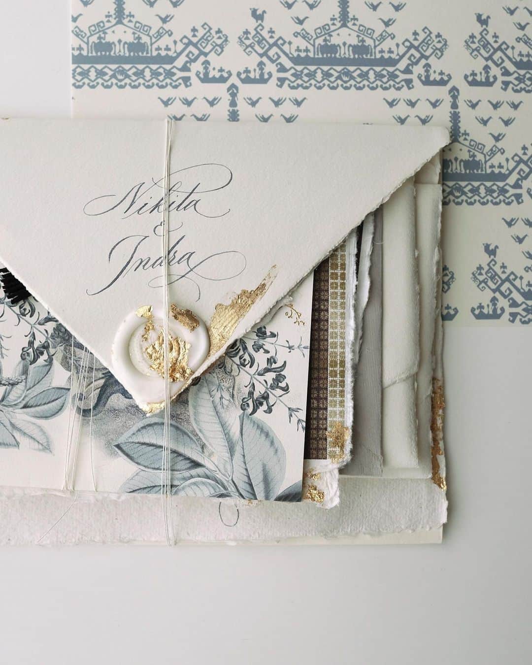 のインスタグラム：「Wrapping this pretty bundle for delivery tomorrow @nikitawillyofficial94 @lxemoments  — #vhcalligraphy #truffypi #カリグラフィー  #カリグラフィースタイリング #モダンカリグラフィー #calligraphystyling #カリグラフィーワークショップ #weddingstationery #moderncalligraphy #handmadepaper  #penmanship #ウェディング #ウェディングアイテム #カリグラファ #スタイリングワークショップ #スタイリング #prettypapers #weddingsuite #styledshootbundle #nikitawilly」