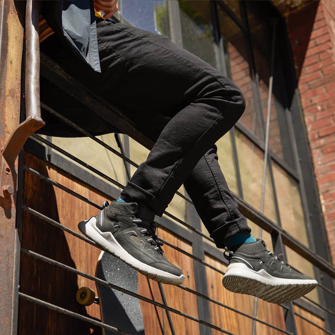 のインスタグラム：「Long live city hike vibes.  Meet the Highland, in environmentally preferred leather. Tap to shop the newest collection.」