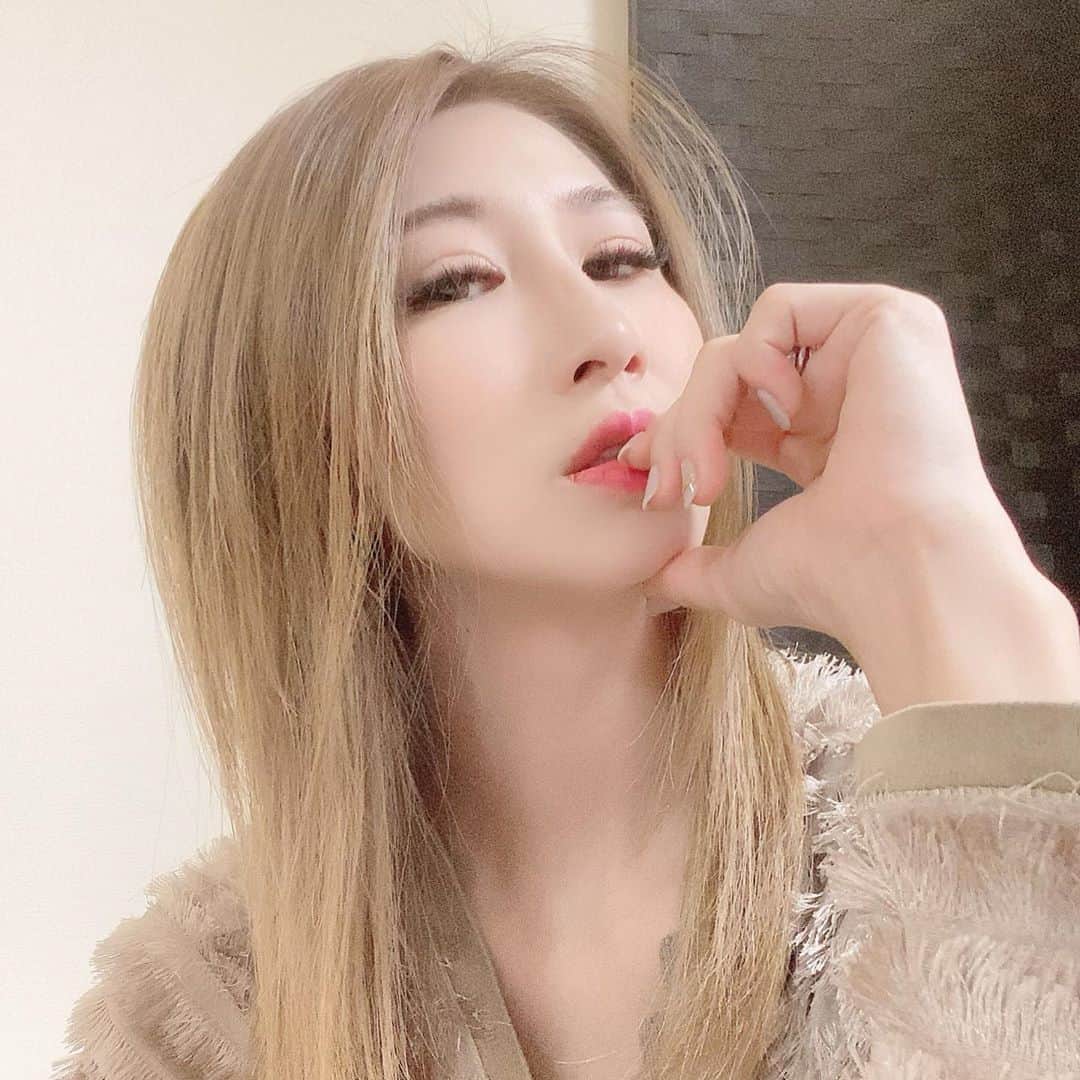 赤崎ティナ（西浦舞由美）のインスタグラム：「アップ後の顔が1番きまってたりする件。 #モデル #楽屋　#オフショット #スロースタート　#女優 エンジンかかるまでいつも時間を要する。 ぽかんと見比べてくださいw #Japan #Korea #Philippine #france  #日本　#韓国　#フィリピン　#フランス #ハイトーンカラー　#cool #🐣」
