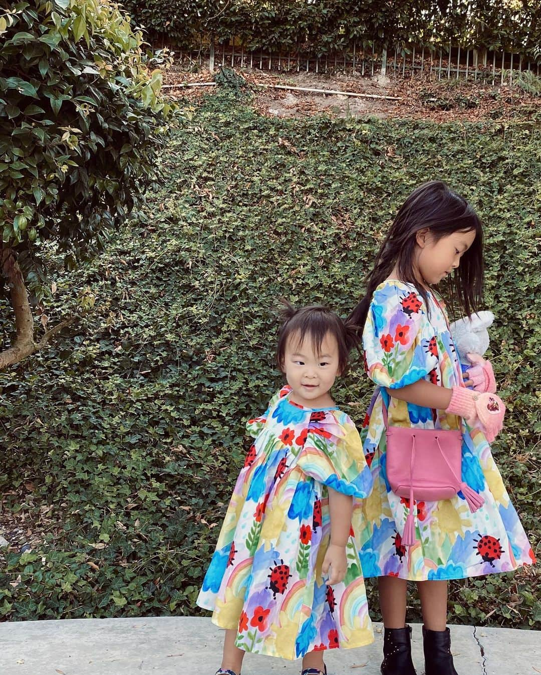 クリッセル・リムさんのインスタグラム写真 - (クリッセル・リムInstagram)「Suburbia mom and kids in @stellamccartney. I asked Chloé why she styled her Stella dress with pink gloves when it’s 100 degrees outside and she told me “it’s fashion” 🤷🏻‍♀️ Definitely my daughter! 🙋🏻‍♀️」10月15日 1時24分 - chrisellelim