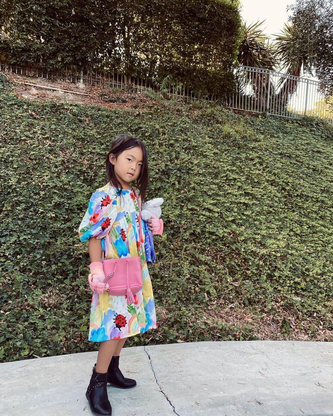 クリッセル・リムさんのインスタグラム写真 - (クリッセル・リムInstagram)「Suburbia mom and kids in @stellamccartney. I asked Chloé why she styled her Stella dress with pink gloves when it’s 100 degrees outside and she told me “it’s fashion” 🤷🏻‍♀️ Definitely my daughter! 🙋🏻‍♀️」10月15日 1時24分 - chrisellelim