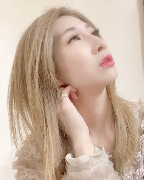 赤崎ティナ（西浦舞由美）のインスタグラム：「#真剣  スタートの顔の半目ww #志村けん　さんから教わったこと。 納得いかないなら提案していい。 ただ提案したら、絶対文句言っちゃダメ。自分が責任とりなさい。 ひびきますね。 だから真剣に丁寧に提案するのを心がけてます🤝 今、この仕事が出来てるのも当たり前じゃないし、ご縁もタイミングもあるからこそだから。 昔は過度な人見知りでした。 人の前に立つなんて想像もしてなかったです。 #モデル　#女優　#人見知り　#克服　#横顔　#ハイトーンカラー 正面より横顔がいいと言われる意味がわかってしまった今日。w ただ動画なら動画と伝えてねw 急に喋らず相づちうつじゃん🙂？と思ってたんだよ、マネージャーさんw #楽屋 #低音ボイス」