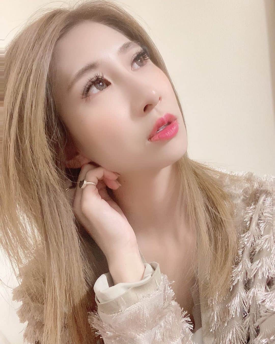 赤崎ティナ（西浦舞由美）のインスタグラム：「本日もお疲れ様でした！ #仕事　#撮影　#提案中　#オフショット #モデル　#女優　#ハイトーンカラー  #素　 えりか〜撮影の関係で今だけネックレス外してる😭 #ポカン　だけど　#真剣 明日は　#アーティスト のお仕事です！ すぐUPできると思うので お楽しみに✌️✨」