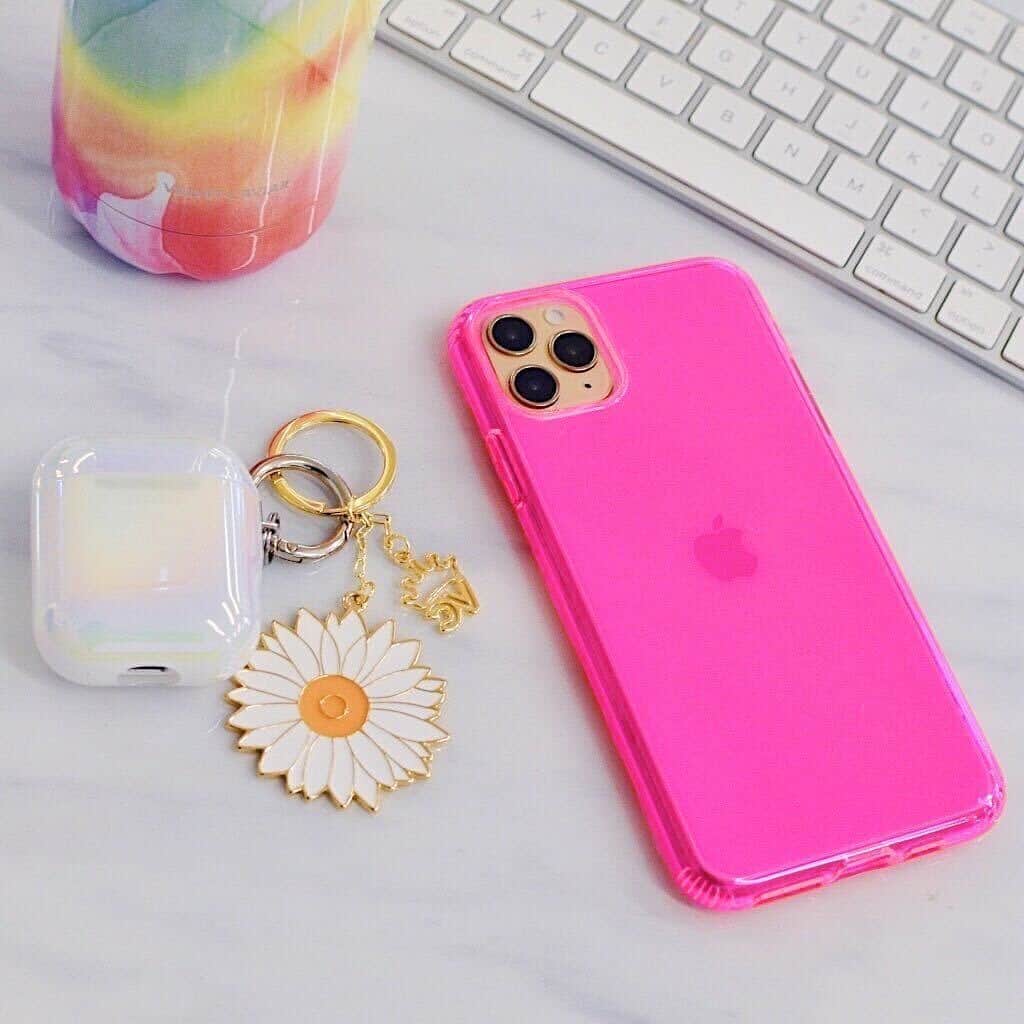 VELVETCAVIARさんのインスタグラム写真 - (VELVETCAVIARInstagram)「You ask and you shall receive! Here’s  the Neon Pink Clear iPhone Case on a gold iPhone! Gorgeous, right?! 💖😍#velvetcaviar」10月15日 1時22分 - velvetcaviar