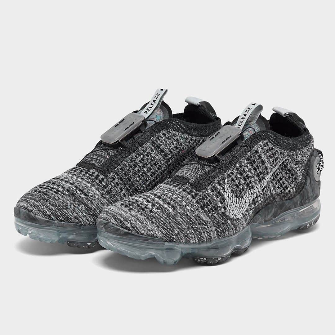 Sneaker Newsさんのインスタグラム写真 - (Sneaker NewsInstagram)「Nike's ready to drop the "Oreo" mix on the upcoming Vapormax 2020 Flyknit. Can't have a Flyknit shoe without this color-combo! Hit the link in our bio for a closer look.」10月15日 1時34分 - sneakernews