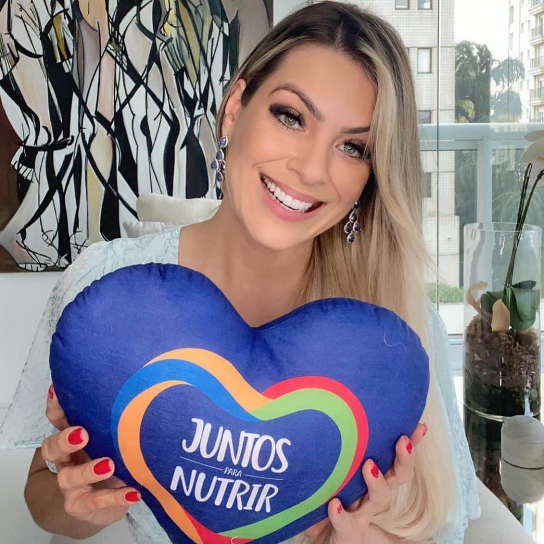レナータ・ファンのインスタグラム：「Você já conhece a nova campanha Juntos para Nutrir da @santahelenaalimentos ? Com o objetivo de ajudar as famílias afetadas pela pandemia a Santa Helena lançou a campanha Juntos para Nutrir! Em que parte do faturamento da empresa têm sido destinado para a doação de produtos Santa Helena para instituições que apoiam milhares de famílias! E comprando qualquer produto Santa Helena, você já está ajudando a nutrir milhares de famílias e ainda pode resgatar até 50% do seu dinheiro de volta! Participe você também, porque juntos somos mais fortes! Para conferir todas as informações acesse www.juntosparanutrir.com.br」