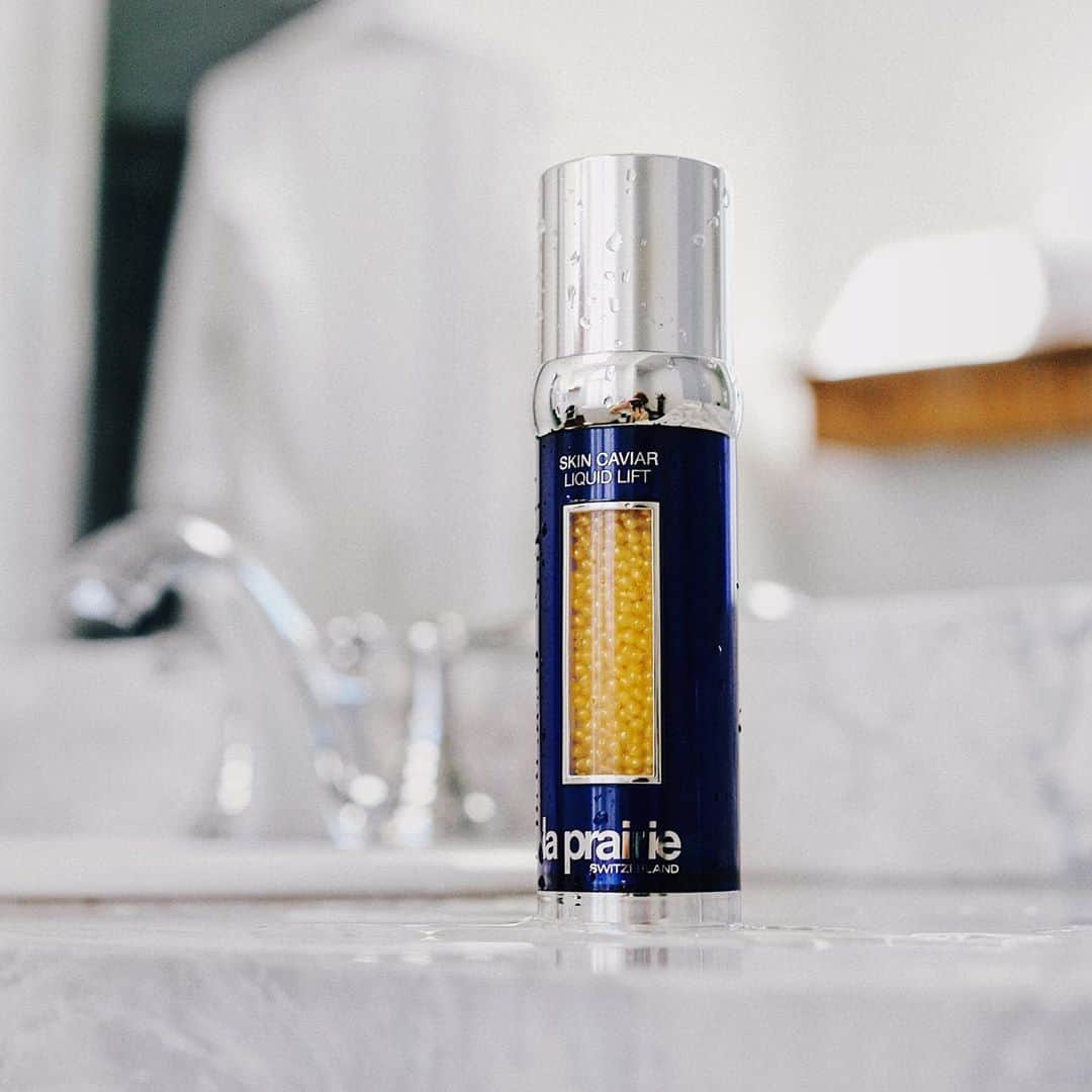 ジェーン・アルドリッジのインスタグラム：「@LaPrairie’s skin caviar brings you groundbreaking gravity-defying skin science in one little bottle. The finest Swiss caviar combined with La Prairie’s pioneering skin technology provides an instant lifting and firming sensation, and over time helps restore skin density and volume. I felt the difference from the first touch. #ad #SKINCAVIAR」