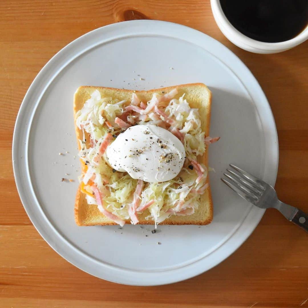山崎佳のインスタグラム：「Today’s breakfast. キャベツとベーコンのレンジ蒸し&ポーチドエッグ。」